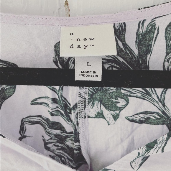 Lavender floral, flowy top! - Picture 2 of 4